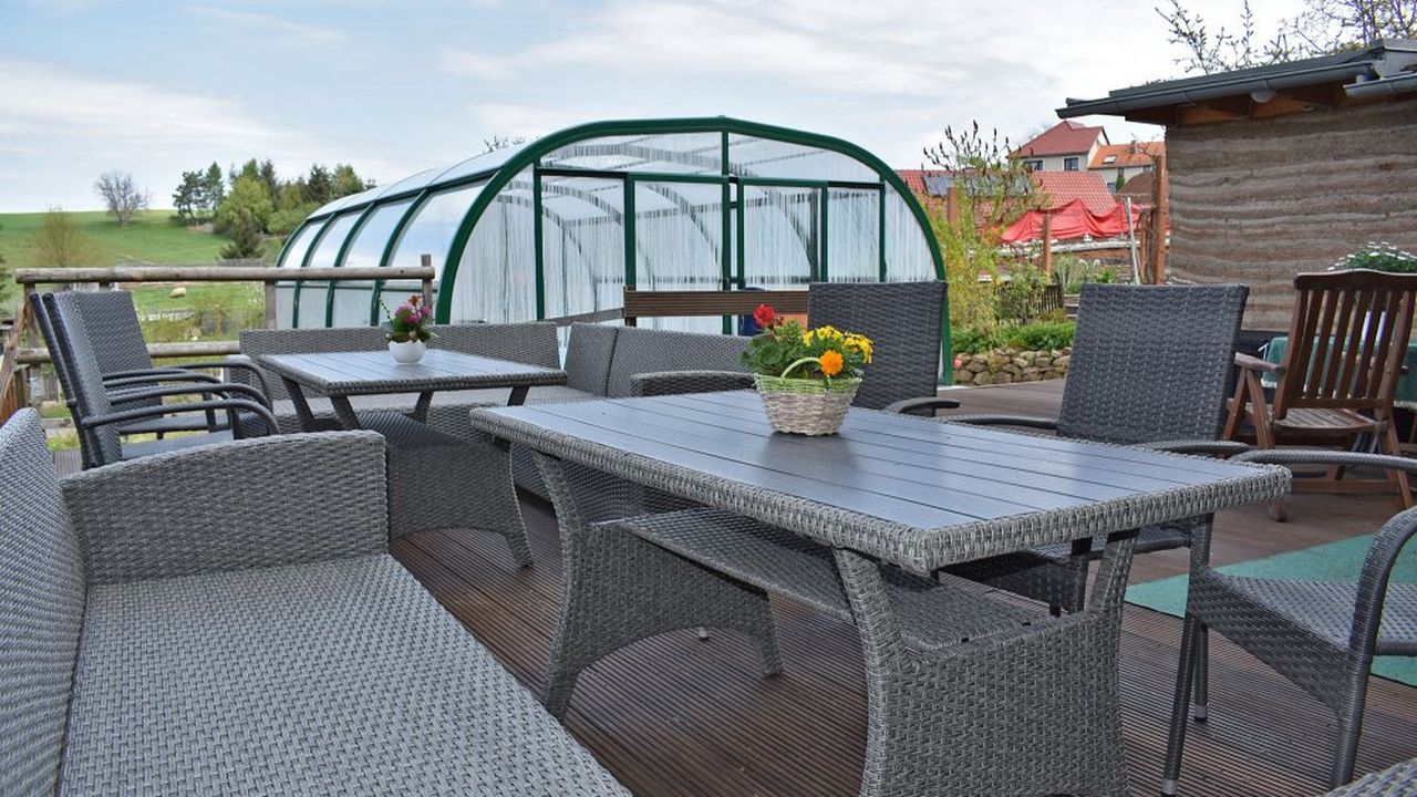Überdachter Salzwasserpool mit Terrasse Überdachter Salzwasserpool mit Terrasse